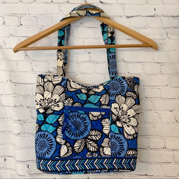 Vera Bradley Handbags - 🎉5/$25 Vera Bradley blue white floral tote purse